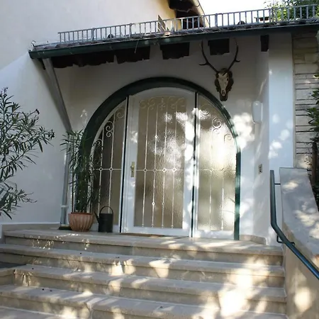 Апартаменты Schoenes Mit Gartenblick